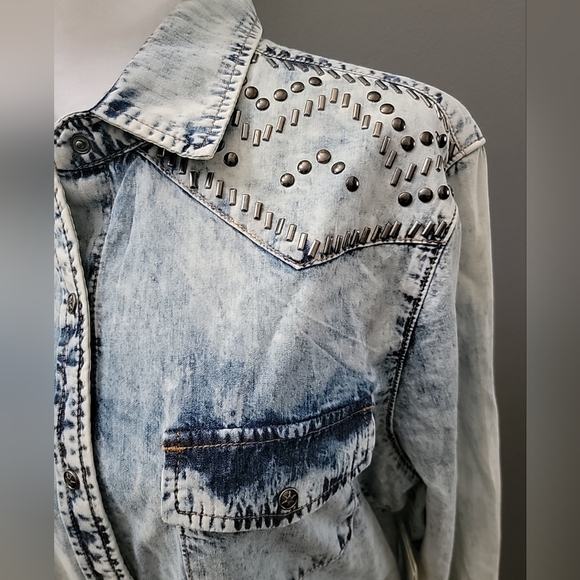 Reba Desert Road Embellished Denim Shirt Acid Wash Button Snap Western Ranch LG - Picture 2 of 7